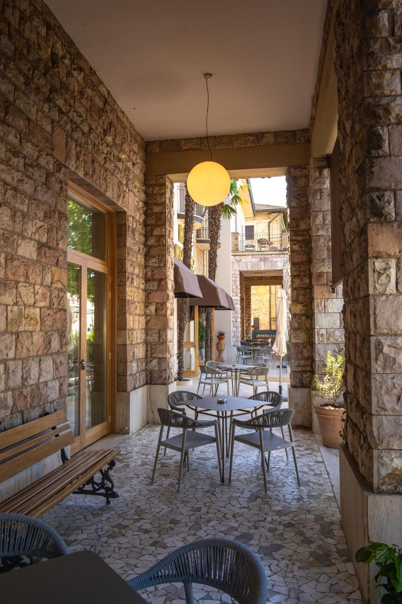 Hotel Moderno Асизи Екстериор снимка