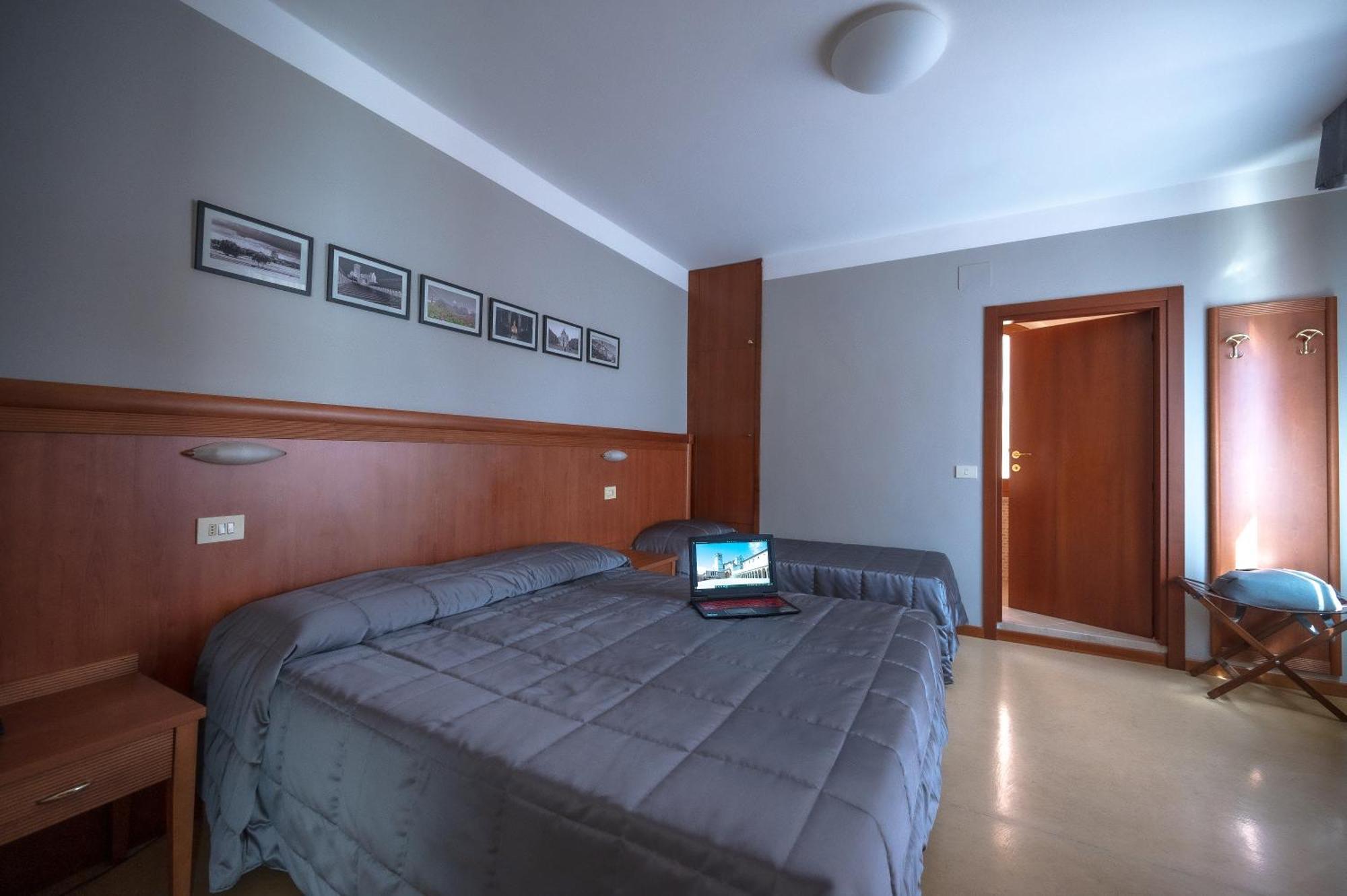 Hotel Moderno Асизи Екстериор снимка